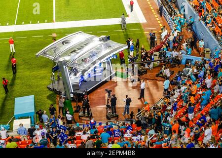 Der NFL Broadcast Booth im Miami Dolphins-Buffalo Bills Spiel im Sun Life Stadium, jetzt das Hard Rock Stadium. Stockfoto