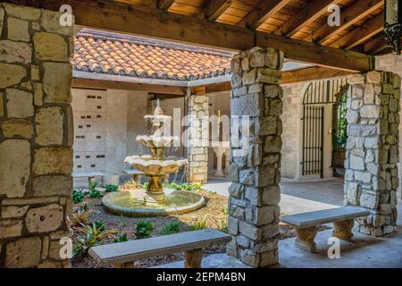 Brunnen im Innenhof vor den Kreuzgängen des 12th. Jahrhunderts Antike spanische Kloster St. Bernard de Clairvaux nach North Miami, FL verlegt Stockfoto
