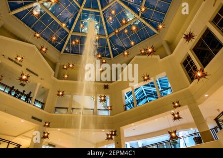 Blick auf das zentrale Dachfenster und den Brunnen in der Adventura Mall in der Nähe von Miami, Florida. Stockfoto