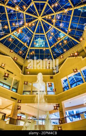 Blick auf das zentrale Dachfenster und den Brunnen in der Adventura Mall in der Nähe von Miami, Florida. Stockfoto