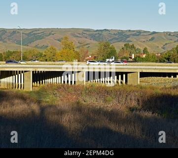 LKW und Autos auf 880 Überführung über Alameda Creek, Kalifornien Stockfoto