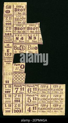 Europa, Deutschland, Hamburg, Zeit nach dem 2. Weltkrieg, Rationierungskarte für Fleisch, Fett und Brot für Erwachsene ab 16 Jahre, November 1949 , Größe : 9,3 cm x 16,7 cm, Motiv nur für wissenschaftliche oder journalistische Zwecke, Rechte werden nicht vertreten./ Europa, Deutschland, Hamburg, Zeit nach dem 2. Weltkrieg, Rationskarte für Brot, Fett und Fleisch, für Personen ab 16 Jahren, Größe: 9,3 cm x 16,7 cm, Bild nur für journalistische oder akademische Zwecke, es gibt keine Rechte. Stockfoto