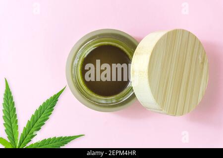 Full Spectrum CBD Cannabis alternative Medizin Hautpflegecreme in Glas Glas Stockfoto