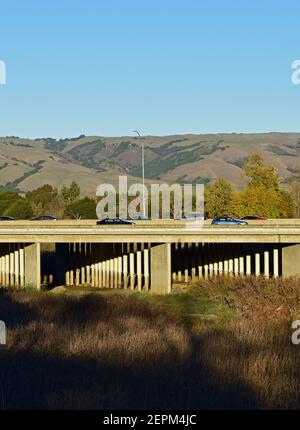 autofahren auf der Überführung 880 über Alameda Creek, Kalifornien Stockfoto