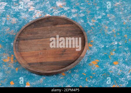 Runde Holzplatte aus Eiche geschnitzt Stockfoto