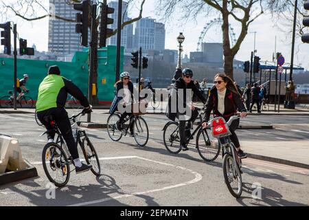 London, Großbritannien. Februar 2021, 27th. Fahrradfahrer fahren inmitten einer Pandemie von covid19 in LondonDas Vereinigte Königreich hat weitere 345 Coronavirus-Todesfälle und 8.523 neue Fälle gemeldet, während mehr als 19 Millionen Menschen ihre erste Impfdosis erhalten haben. Kredit: SOPA Images Limited/Alamy Live Nachrichten Stockfoto