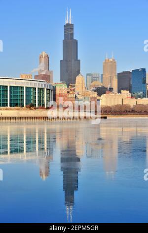 Chicago, Illinois, USA. Ein kalter Wintermorgen bietet Gelegenheit für einen Teil des Chicagoer Seeufer und der Skyline, um über einen gefrorenen Hafen zu reflektieren. Stockfoto