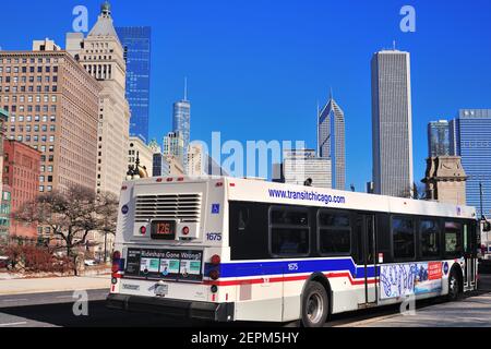 Chicago, Illinois, USA. Ein CTA-Bus wartet am Ende seiner Route in der Innenstadt von Chicago. Stockfoto