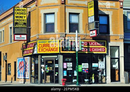 Chicago, Illinois, USA. Geldwechsel-Geschäft mit Ecklage in Chicagos Lakeview-Viertel. Stockfoto