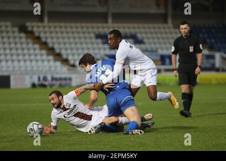 HARTLEPOOL, ENGLAND. FEB 27th Hartlepool United's Rhys Oates kämpft während des Vanarama National League Spiels zwischen Hartlepool United und Barnett im Victoria Park, Hartlepool am Samstag, 27th. Februar 2021, um den Besitz mit Barnett's James Dunne (L) und Alexander McQueen. (Kredit: Mark Fletcher, Mi News) Kredit: MI Nachrichten & Sport /Alamy Live Nachrichten Stockfoto