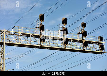 Chicago, Illinois, USA. Batterie von Signalen auf einem Turm über einem belebten Abschnitt von Eisenbahnschienen, die nach Chicago von den Punkten nach Osten führen. Stockfoto