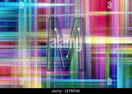 Mu-Zeichen. Mu-Buchstabe, griechisches Alphabet-Symbol, bunt karierter Hintergrund Stockfoto