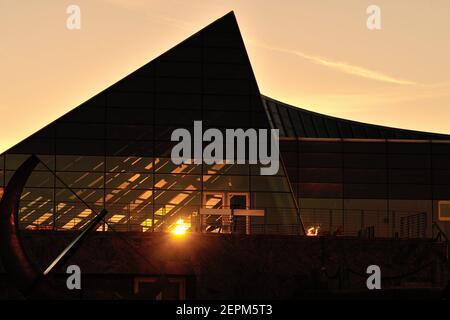 Chicago, Illinois, USA. Passend zu einem planetarischen Körper scheint die aufgehende Sonne durch einen modernen Teil des Adler Planetariums. Stockfoto