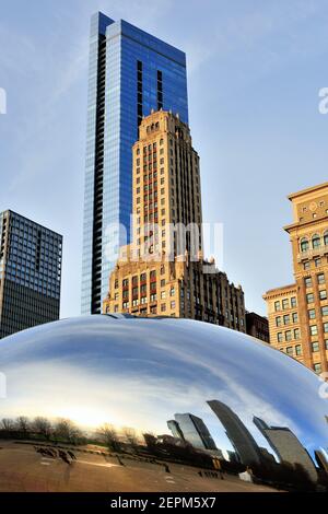 Chicago, Illinois, USA. Ein Teil der ehrwürdigen Skyline der Michigan Avenue entlang des Millennium Parks ragt über der markanten Skulptur "Cloud Gate". Stockfoto