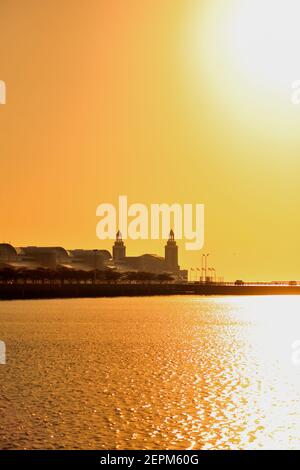 Chicago, Illinois, USA. Die Zwillingstürme am östlichen Ende von Chicagos Navy Pier sonnen sich zwischen einem anhaltenden Nebel und der aufgehenden Sonne. Stockfoto