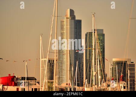 Chicago, Illinois, USA. Gefiltert von Masten von Booten in DuSable Hafen und sonnen im frühen Morgenlicht ist ein Museum Park. Stockfoto