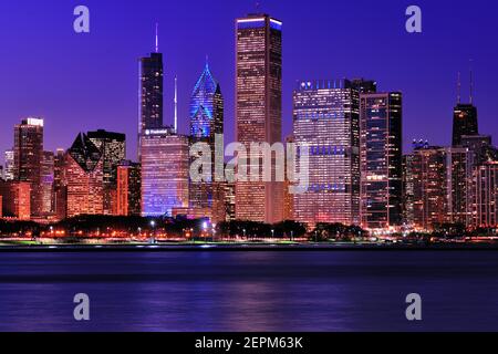 Auch nach dem Ende der World Series kamen in einem Teil der Skyline von Chicago die folgenden Abendlichter auf, mit einem entschlossenen blauen Akzent zu Ehren der Stockfoto