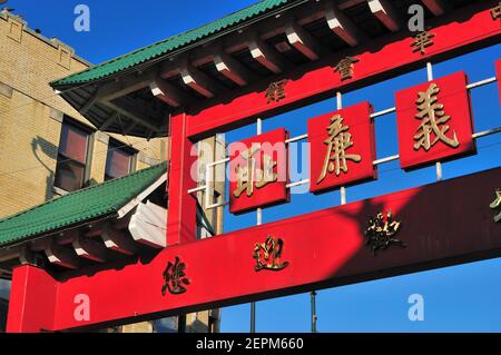 Chicago, Illinois, USA. Ein Teil des farbenfrohen Chinatown-Tores über der Wentworth Avenue, ein Wahrzeichen innerhalb der Chinatown-Gemeinde. Stockfoto