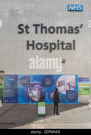 London, Großbritannien. Januar 2014, 06th. Besucher sahen, wie sie die Informationskanaltung im Hauptgebäude des St. Thomas' Hospitals im Zentrum Londons überprüfte. Das Vereinigte Königreich wird im März mit der Lockerung der Sperrungsbeschränkungen beginnen, wobei in den nächsten Monaten mehrere Stufen eingeführt werden sollen. Kredit: SOPA Images Limited/Alamy Live Nachrichten Stockfoto