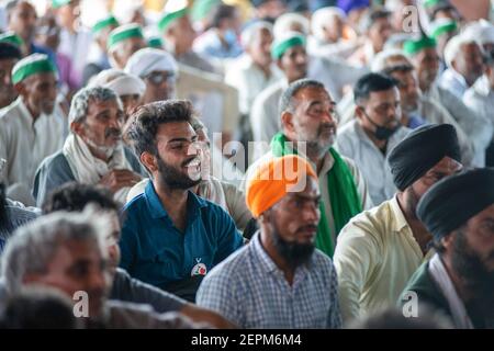 Ghaziabad, Indien. Februar 2021, 27th. Während der Demonstration hörten die Demonstranten den Reden zu. Bauern protestieren gegen die neuen Agrargesetze an der Grenze zu Ghazipur. Kredit: SOPA Images Limited/Alamy Live Nachrichten Stockfoto