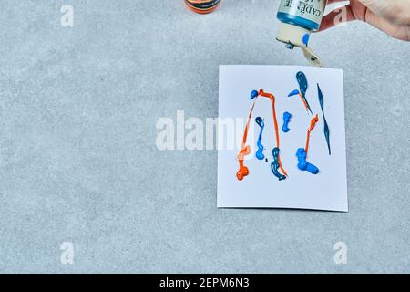 Zeichnung abstraktes Ölgemälde auf grauem Hintergrund Stockfoto