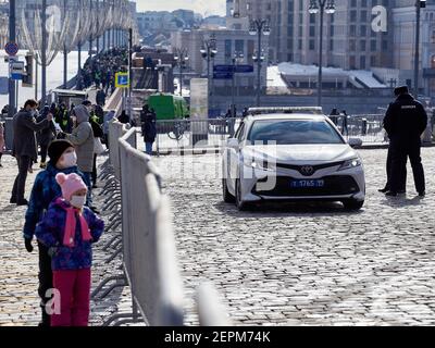 Moskau, Russland. Februar 2021, 27th. Barrikaden und Polizei während der Gedenkstätte gesehen. Mehr als 10 Tausend Menschen nahmen am Gedenken an Boris Nemzow am sechsten Jahrestag der Ermordung des Politikers Teil. Unter ihnen sind der ehemalige Ministerpräsident Michail Kasjanow, die Politiker Ilja Jaschin, Dmitri Gudkow, Grigori Jawlinski und Julia Galyamina, die politischen Gefangenen Konstantin Kotow und Anna Pawlikowa und Julia Nawalnaja. Kredit: SOPA Images Limited/Alamy Live Nachrichten Stockfoto