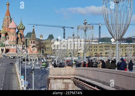 Moskau, Russland. Februar 2021, 27th. Allgemeine Ansicht der Veranstaltung während der Gedenkfeier. Mehr als 10 Tausend Menschen nahmen am Gedenken an Boris Nemzow am sechsten Jahrestag der Ermordung des Politikers Teil. Unter ihnen sind der ehemalige Ministerpräsident Michail Kasjanow, die Politiker Ilja Jaschin, Dmitri Gudkow, Grigori Jawlinski und Julia Galyamina, die politischen Gefangenen Konstantin Kotow und Anna Pawlikowa und Julia Nawalnaja. Kredit: SOPA Images Limited/Alamy Live Nachrichten Stockfoto