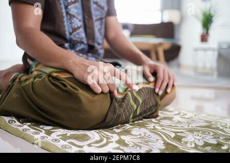Porträt des jungen asiatischen muslimischen Mann zu Hause beten Stockfoto