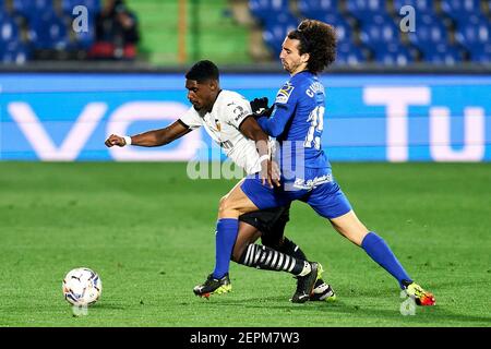 Getafe, Madrid, Spanien. Februar 2021, 27th. Marc Cucurella von Getafe FC und Thierry Correia von Valencia CF beim La Liga Spiel zwischen Getafe CF und Valencia CF im Coliseum Alfonso Perez in Getafe, Spanien. Februar 27, 2021. Quelle: Angel Perez/ZUMA Wire/Alamy Live News Stockfoto