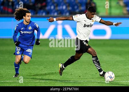 Getafe, Madrid, Spanien. Februar 2021, 27th. Marc Cucurella von Getafe FC und Thierry Correia von Valencia CF beim La Liga Spiel zwischen Getafe CF und Valencia CF im Coliseum Alfonso Perez in Getafe, Spanien. Februar 27, 2021. Quelle: Angel Perez/ZUMA Wire/Alamy Live News Stockfoto