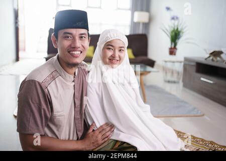 Romantische asiatische muslimische Paar nach zusammen beten zu Hause Stockfoto