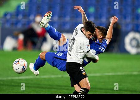 Getafe, Madrid, Spanien. Februar 2021, 27th. Cucho Hernandez von Getafe FC und Eliaquim Mangadla von Valencia CF beim La Liga Match zwischen Getafe CF und Valencia CF im Coliseum Alfonso Perez in Getafe, Spanien. Februar 27, 2021. Quelle: Angel Perez/ZUMA Wire/Alamy Live News Stockfoto