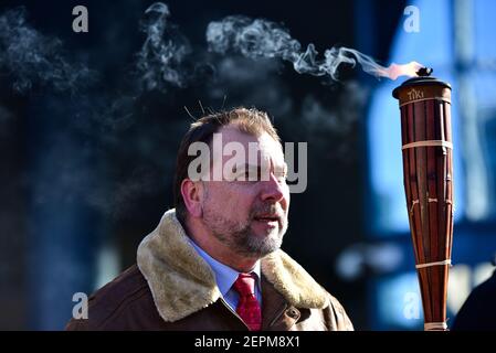 Calgary, Alberta, Kanada. Februar 2021, 27th. Prediger Artur Pawlowski trägt eine Tiki-Fackel während des Anti-Maske-Protestes ''Freedom March'' in Calgary, ab am 27. Februar 2021. Der marsch wurde von Leuten geführt, die Tiki-Fackeln trugen, die das Licht des herrn symbolisieren sollen, aber auch an die Kundgebung von Charlottesville ''Unite the Right'' im Jahr 2017 erinnern. Quelle: Gavin John/ZUMA Wire/Alamy Live News Stockfoto