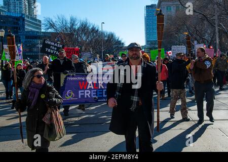 Calgary, Alberta, Kanada. Februar 2021, 27th. Prediger David Pawlowsk (Mitte) führt am 27. Februar 2021 in Calgary, ab, den Anti-Maskenprotest ''Freedom March'' an. Der marsch wurde von Leuten geführt, die Tiki-Fackeln trugen, die das Licht des herrn symbolisieren sollen, aber auch an die Kundgebung von Charlottesville ''Unite the Right'' im Jahr 2017 erinnern. Quelle: Gavin John/ZUMA Wire/Alamy Live News Stockfoto