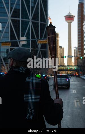 Calgary, Alberta, Kanada. Februar 2021, 27th. Prediger David Pawlowski trägt eine Tiki-Fackel in der Centre Street von Calgary während des Anti-Maske-Protestes ''Freedom March'' am 27. Februar 2021. Der marsch wurde von Leuten geführt, die Tiki-Fackeln trugen, die das Licht des herrn symbolisieren sollen, aber auch an die Kundgebung von Charlottesville ''Unite the Right'' im Jahr 2017 erinnern. Quelle: Gavin John/ZUMA Wire/Alamy Live News Stockfoto