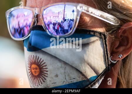 Buenos Aires, Argentinien. Februar 2021, 27th. Ein Protestler, der eine Gesichtsmask mit der argentinischen Flagge trug, während einer Demonstration gegen die argentinische Regierung von Präsident Alberto Fernàndez wegen des VIP-Impfskandals, als die Regierung eine Liste von 70 einflussreichen Persönlichkeiten veröffentlichte, die bereits eine bevorzugte Covid-19-Impfbehandlung vor anderen in den Posadas erhalten haben Krankenhaus. Kredit: SOPA Images Limited/Alamy Live Nachrichten Stockfoto