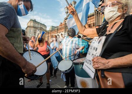 Buenos Aires, Argentinien. Februar 2021, 27th. Demonstranten, die während der Demonstration Trommeln spielten. Von Together for Change gerufen, demonstrierten eine Menschenmenge auf der Plaza de Mayo gegen die Regierung, den Impfplan und um ihre Wut über die Regierung zu zeigen. Kredit: SOPA Images Limited/Alamy Live Nachrichten Stockfoto