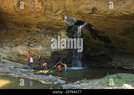 Lankaran Stadt. Aserbaidschan. 08,26.2018. Männer ziehen einen festgesteckten Baum aus einem Wasserfall. Stockfoto