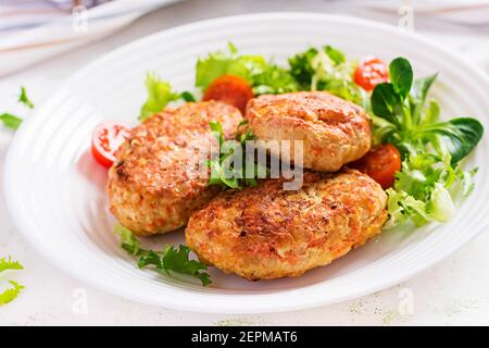 Fleischbällchen mit Kohl. Faule Kohlbrötchen mit frischem Salat auf hellem Hintergrund. Russische Küche. Stockfoto