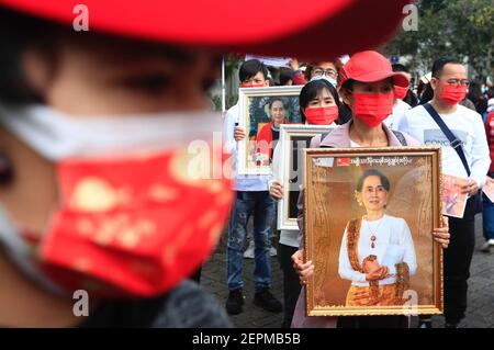 Taipei, Taipei, Taiwan. Februar 2021, 28th. Berner Unterstützer der Nationalen Liga für Demokratie halten Porträts von Aung San Sui Kyi während eines marsches, um gegen den anhaltenden Militärputsch in Myanmar zu protestieren und die Freilassung der Zivilführerin Aung San Suu Kyi an der Nationalen Universität Taiwan zu fordern. Der marsch, so der Organisator, zielt darauf ab, in Solidarität mit den Demonstranten zu stehen, die während der militärischen Razzien in Myanmar verletzt und begraben wurden, und mehr internationale Aufmerksamkeit für die Situation des Putsches zu fordern, der Anfang Februar stattfand (Foto: © Danie Stockfoto