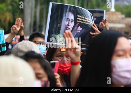 Taipei, Taipei, Taiwan. Februar 2021, 28th. Berner Anhänger der Nationalen Liga für Demokratie halten während eines marsches Zeichen von Aung San Sui Kyi ab, um gegen den anhaltenden Militärputsch in Myanmar zu protestieren und die Freilassung der Zivilführerin Aung San Suu Kyi an der Nationalen Universität Taiwan zu fordern. Der marsch, so der Organisator, zielt darauf ab, in Solidarität mit den Demonstranten zu stehen, die während der militärischen Razzien in Myanmar verletzt und begraben wurden, und mehr internationale Aufmerksamkeit für die Situation des Putsches zu fordern, der Anfang Februar stattfand (Foto: © Daniel CE Stockfoto