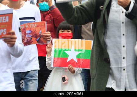 Taipei, Taipei, Taiwan. Februar 2021, 28th. Ein Kind hält eine nationale Flagge von Myanmar und blitzt während eines marsches mit drei Fingern auf, um gegen den anhaltenden Militärputsch in Myanmar zu protestieren und die Freilassung der Zivilführerin Aung San Suu Kyi an der National Taiwan University zu fordern. Der marsch, so der Organisator, zielt darauf ab, Solidarität mit den Demonstranten zu zeigen, die während der militärischen Razzien in Myanmar verletzt und begraben wurden, und mehr internationale Aufmerksamkeit für die Situation des Putsches zu fordern, der Anfang Februar stattfand (Foto: © Daniel Ceng Shou-Yi/ZUM Stockfoto
