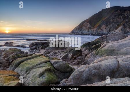 Winter Sonnenuntergang über Grey Whale Cove State Beach Stockfoto