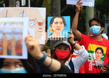 Taipei, Taipei, Taiwan. Februar 2021, 28th. Berner Unterstützer der Nationalen Liga für Demokratie halten Porträts von Aung San Sui Kyi während eines marsches, um gegen den anhaltenden Militärputsch in Myanmar zu protestieren und die Freilassung der Zivilführerin Aung San Suu Kyi an der Nationalen Universität Taiwan zu fordern. Der marsch, so der Organisator, zielt darauf ab, in Solidarität mit den Demonstranten zu stehen, die während der militärischen Razzien in Myanmar verletzt und begraben wurden, und mehr internationale Aufmerksamkeit für die Situation des Putsches zu fordern, der Anfang Februar stattfand (Foto: © Danie Stockfoto