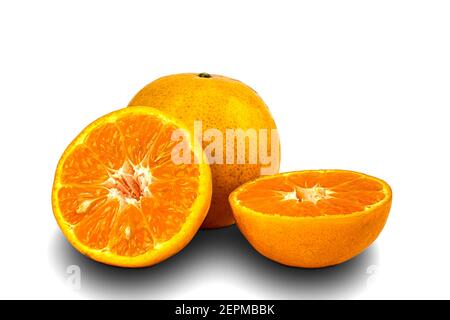 Ganze und hat reife Orangen auf weißem Hintergrund mit Clipping Pfad. Stockfoto