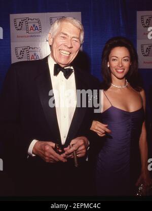 James Coburn und Date Paula Murad nehmen am 12. Januar 1991 an den Achten jährlichen American Cinema Awards im Beverly Hilton Hotel in Beverly Hills, Kalifornien, Teil. Quelle: Ralph Dominguez/MediaPunch Stockfoto