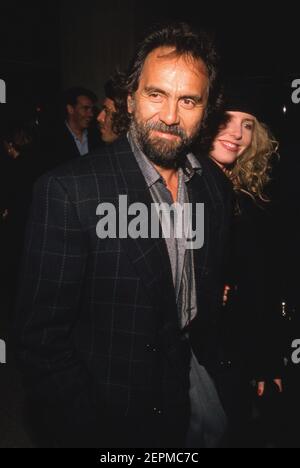 CENTURY CITY, CA - DEZEMBER 11: Tommy Chong und Frau Shelby Feddis besuchen die Premiere von 'Glory' am 11. Dezember 1989 im Cineplex Odeon Cinema in Century City, Kalifornien. Quelle: Ralph Dominguez/MediaPunch Stockfoto