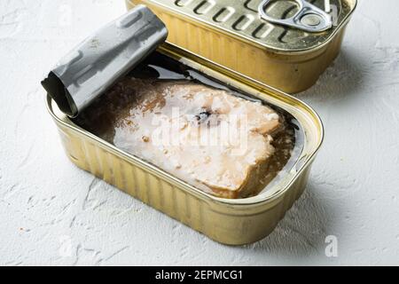 Dose Wild Pink Lachs Set, in Blechdose, auf weißem Hintergrund Stockfoto