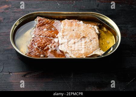 Wild Alaska Lachs Räucherfischset in Dosen, in Blechdose, auf altem dunklen Holztisch Hintergrund Stockfoto