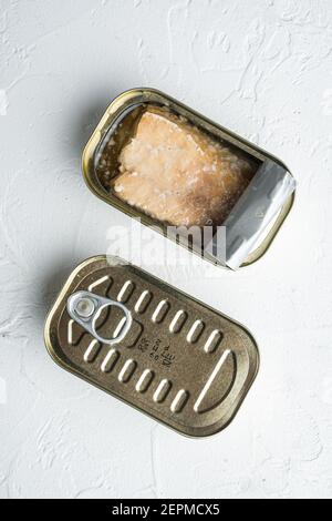 Dosen Wild Alaska Lachs Set, in Blechdose, auf weißem Hintergrund, Draufsicht flach liegend Stockfoto